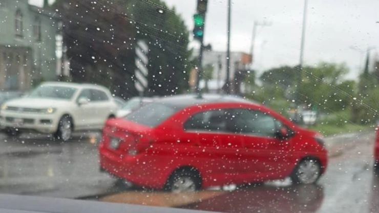 Captan aparatoso accidente a causa de bache en la colonia Lomas del Valle, Puebla