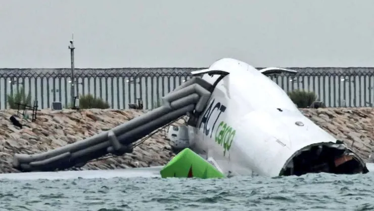VIDEO FUERTE | Avión se desvía luego de aterrizar y se estrella contra el mar; reportan varios muertos
