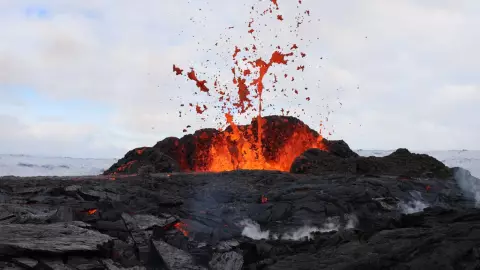 ¿Nace un volcán en Tlaxcala? Aparece lava ardiendo en plena calle