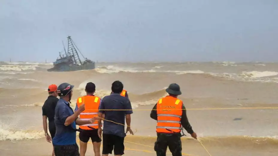 Rescate de pescadores de un barco a la deriva en n Quang Tri, Vietnam.