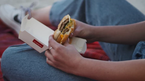 Video Joven pide una hamburguesa y recibe miles de dólares por error