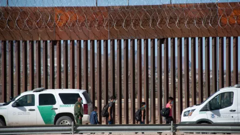 Agentes de la CBP revisan a unos migrantes en la frontera.