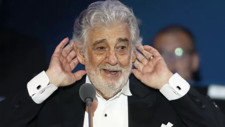 En esta fotografía de archivo del 28 de agosto de 2019, Plácido Domingo escucha los aplausos del público al término de un concierto en Szeged, Hungría. Imagen, AP.
