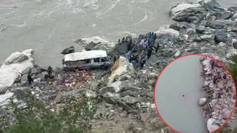 Autobús con pasajeos cayó a río