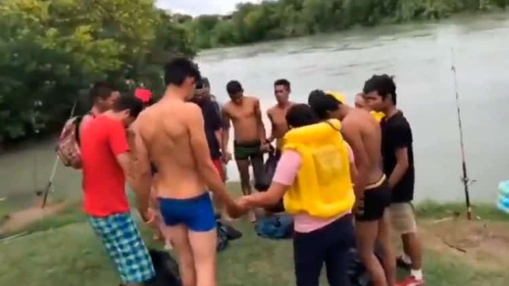 Dios va con nosotros Migrantes rezan antes de lanzarse al río Bravo