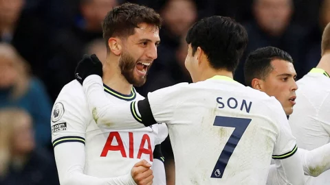Heung-min Son y Rodrigo Bentancur