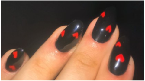 uñas negras corazones