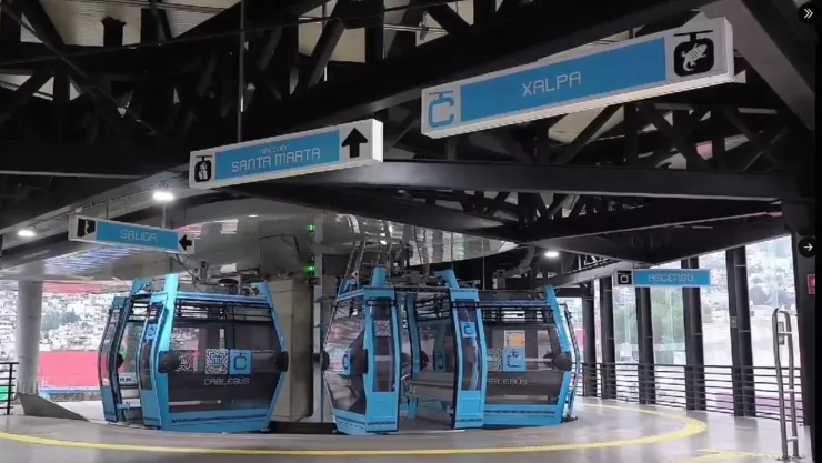 usuarios del cablebús suspendidos en el aire por lluvias.jpg