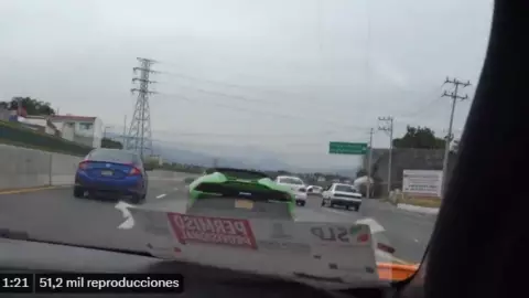 Autos deportivos a exceso de velocidad en Cuernavaca