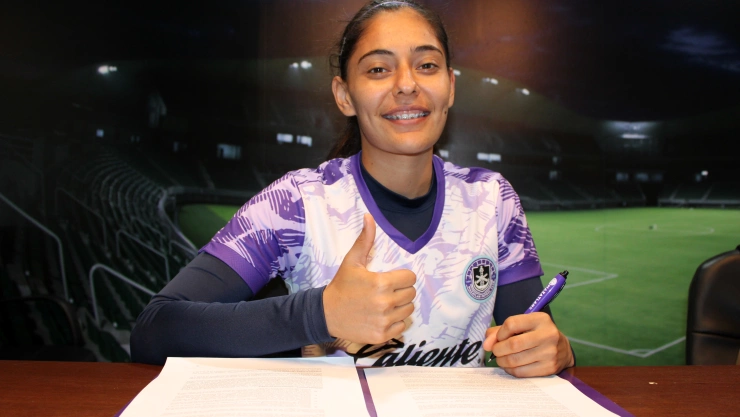 Claudia Lozoya firma contrato con Mazatlán Femenil.jpg
