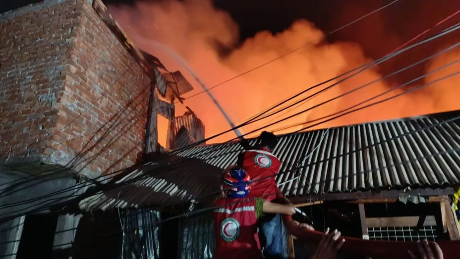 FOTOS: Incendio consumió barrio marginal en Bangladesh y dejó miles sin hogar