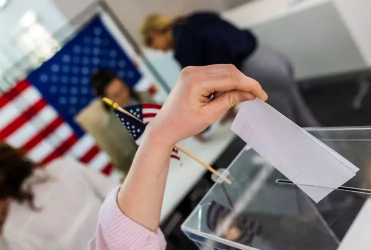 Una persona vota en las elecciones de Estados Unidos.