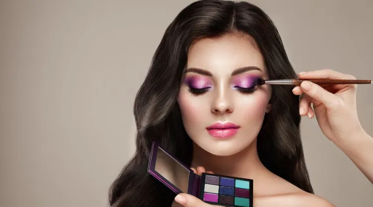¿Cómo maquillar las cejas con sombra de ojos?