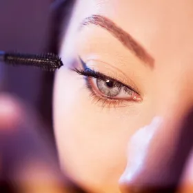 ¿Cómo puedes maquillar los ojos caídos y con arrugas para mujeres a partir de los 50 años?