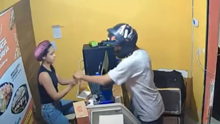 Ladrón entra a una pizzería