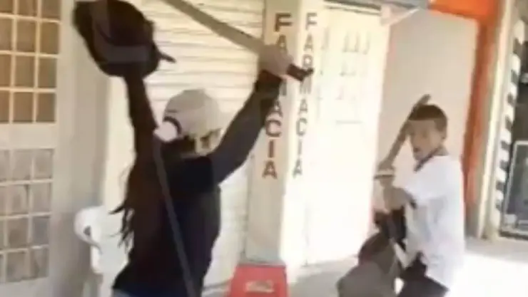 Mujer machetea a hombre