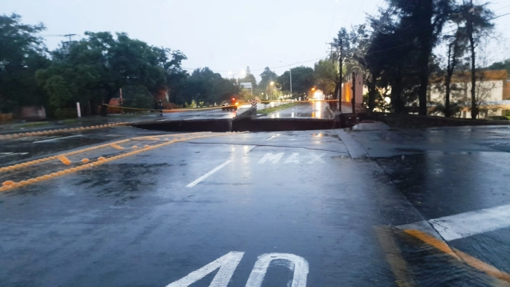 Gigante socavón se ‘traga’ avenida principal en Zapopan
