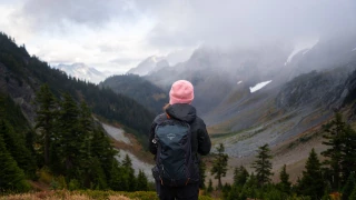 ¡A la espera del invierno en México! Una mujer observa el paisaje frío de las montañas.