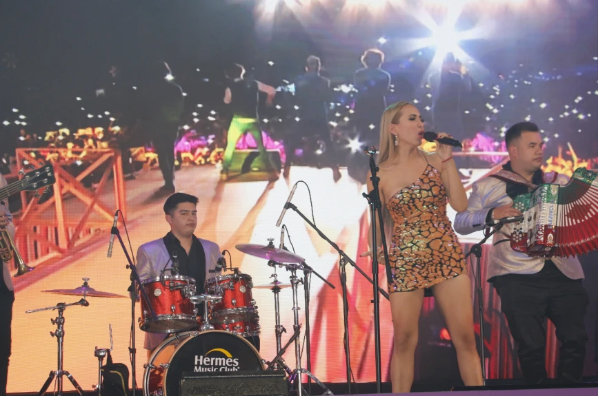 Todos bailamos con la música de Montserrat Fernández