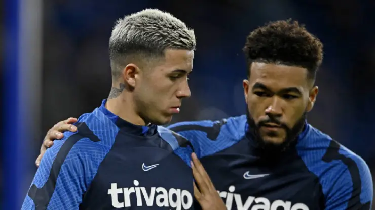 Enzo Fernández con Reece James en el calentamiento con el Chelsea