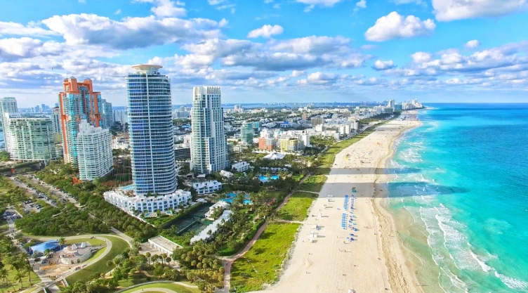 Vista aérea de las playas de Miami, aguas turquesas, arena blanca y grandes edificios