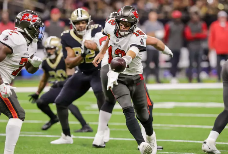 Tom Brady ante New Orleans Saints