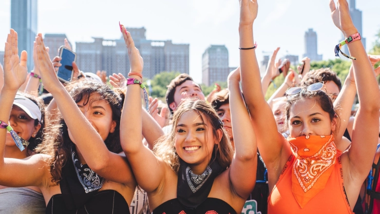 un grupo de amigas listas para disfrutar de música en el Grant Park.