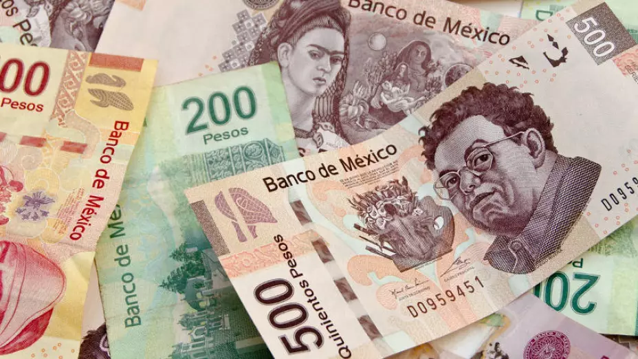 ¡No tires tus billetes rotos! Aún tienen valor y los podrías usar