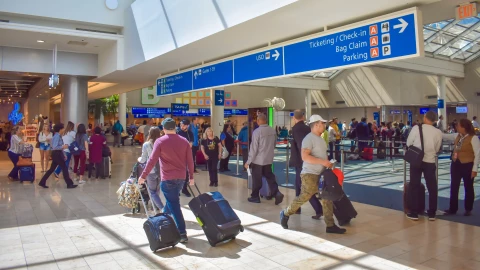 Zona del Aeropuerto Internacional de Orlando transitada por pasajeros.