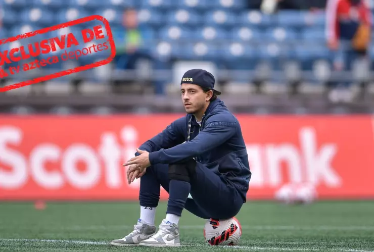 Alan Mozo sentado en un balón de futbol.jpg