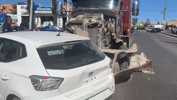 Camión de carga choca contra 10 vehículos y deja varios lesionados en Avenida Siglo XXI
