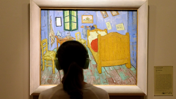 una mujer contempla un cuadro en el Museum of Contemporary Art.