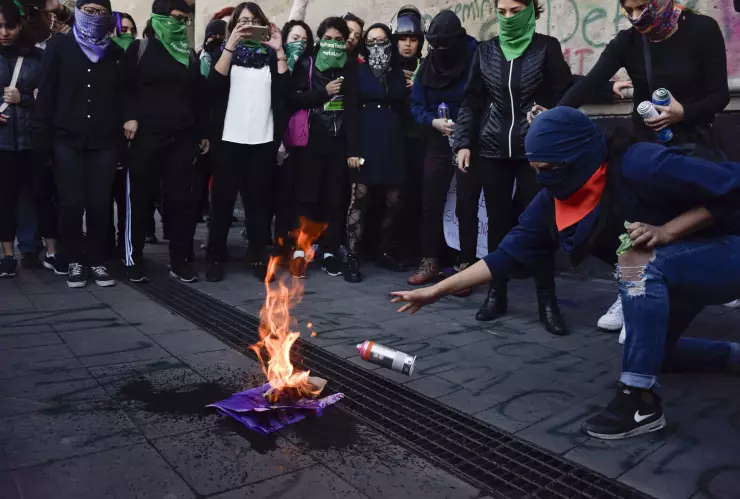 Protesta en contra de los feminicidios frente a Palacio Nacional