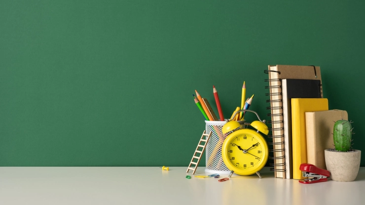 Un estante con material escolar, como libretas y lapiceras.