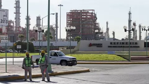 El gobernador de Nuevo León, Jaime Rodríguez Calderón, informó que se registraron dos explosiones en varios registros de la refinería de Cadereyta por acumulación de gas.
