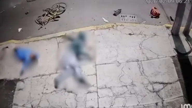 VIDEO ¡IMÁGENES FUERTES! Momento en el que padre e hija son atropellados en San Mateo Atenco