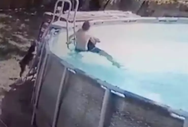 Video Niño salvó a su madre de morir ahogada, tras una convulsión