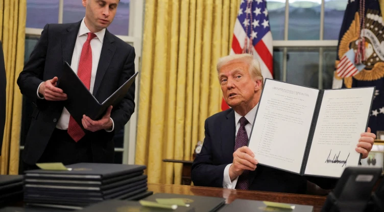 Donald Trump emite órdenes ejecutivas: cárteles como terroristas, aranceles a México y Canadá, y políticas migratorias más estrictas