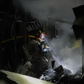 Bomberos apagan un incendio tras un ataque ruso con misiles en Kiev, Ucrania.