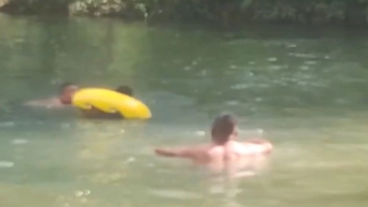 ¡Evitan tragedia! Captan milagroso rescate de joven arrastrado por corriente de río en Chiapas