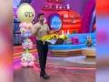 Kike Mayagoitia llegó al foro con una gran sorpresa, ya que al inicio del programa les entregó a cada uno hermosos girasoles. | Fotos: INSTAGRAM / @vengalaalegria