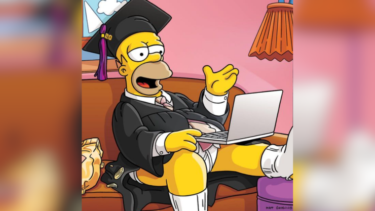 Imagen de Homero Simpson con su birrete y toga en el sofá comiendo papas mientras está en videollamada desde su computadora