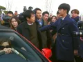 Un pequeño percance la pone en el foco público y de nuevo Min Joon acude a su salvación.