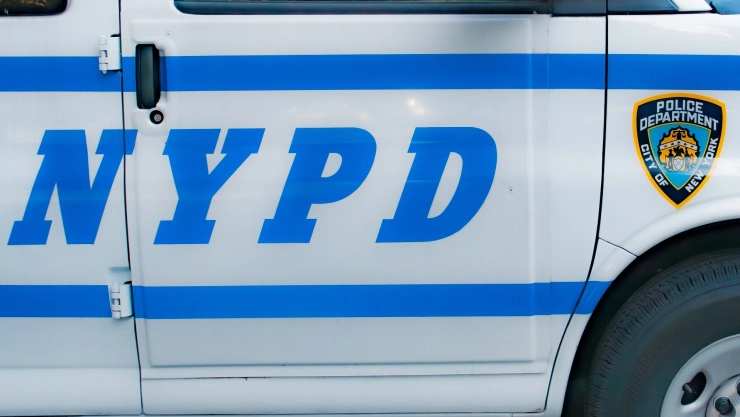 Placa de la policía de Nueva York en un coche.