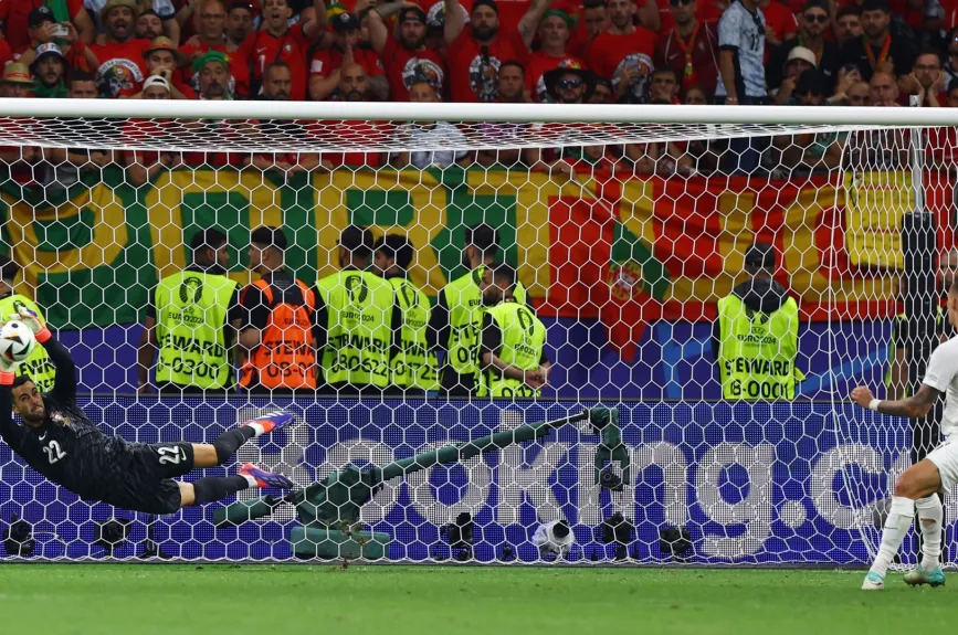Diego Costa detiene el penal en la tanda frente a Eslovenia.jpg