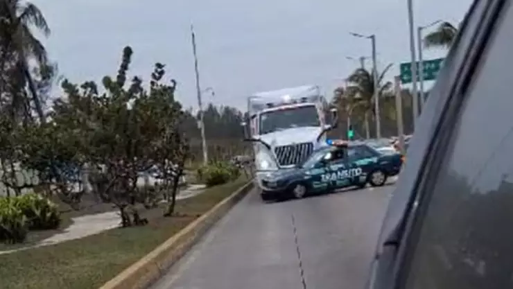 trailer arrastra patrulla transito veracruz.