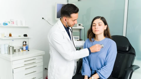 Un médico hace el chequeo a una paciente.