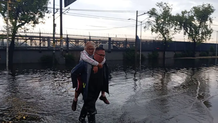 Caos en la CDMX Lluvias dejan afectaciones en el Metro, demoras en el AICM y más