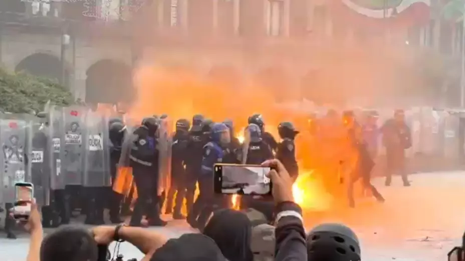 Agreden-a-policías-de-la-CDMX-durante-marcha-del-2-de-octubre