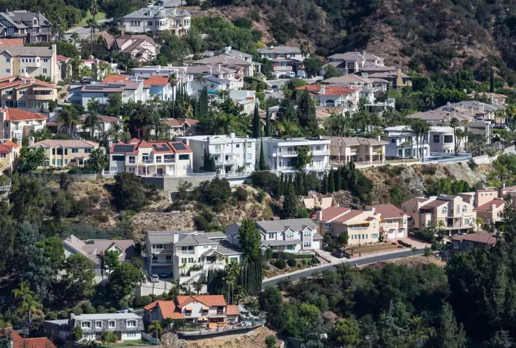 una vista de las casas en una colina de Los Ángeles, California.